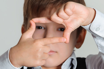 Fototapeta premium boy focusing at you