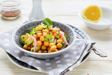 chickpeas with onions and avocado slices