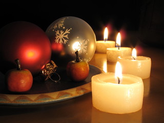 Vier Kerzen und Weihnachtskugeln