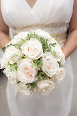 Braut hält Hochzeitsstrauß