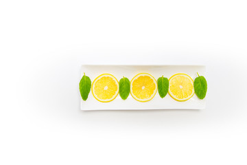 Fototapeta na wymiar Zitrone in Schale mit Minzblättern
