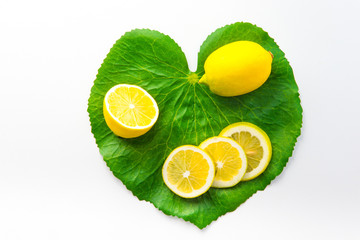 Zitrone und Zitronenscheiben