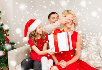 Obraz na płótnie Canvas smiling family with gift box