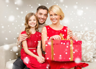 Fototapeta na wymiar smiling family holding gift box