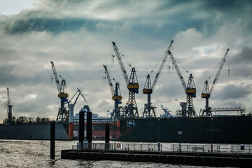 Fototapeta premium Hamburger Hafen vor dem Regen