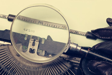 machine à écrire vintage et loupe
