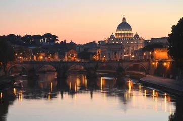 Zelfklevend Fotobehang Malowniczy widok bazyliki św. Piotra nad Tybrem w Rzymie © Darios