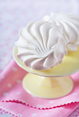 Vanilla marshmallows on a cake stand