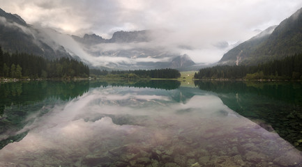 	panorama górskiego jeziora w Alpach