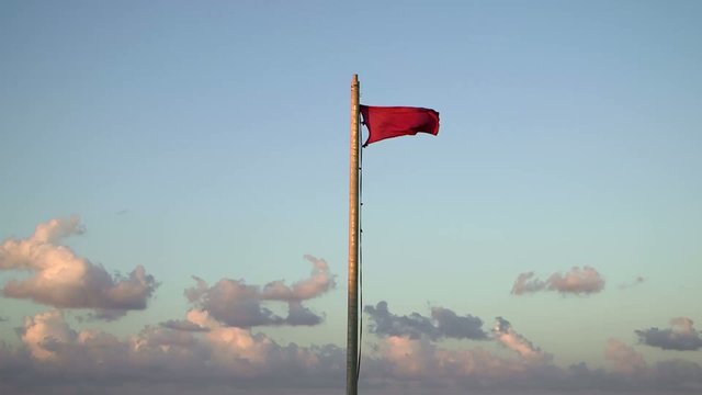 Bandiera rossa al vento di tramontana