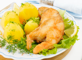 Slices of grilled sea bass with boiled potatoes.