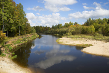 Река Межа солнечным сентябрьским днем. Костромская область