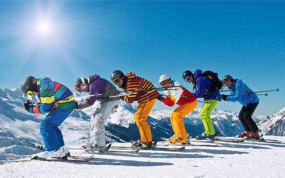 Gruppe Skifahrer in Abfahrtshocke
