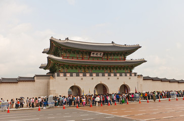 Fototapeta premium Gwanghwamun Gate (1395) of Gyeongbokgung Palace in Seoul, Korea