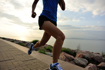 Obrazy na Plexi  kobieta biegacz sportowiec biegający o wschodzie słońca nad morzem