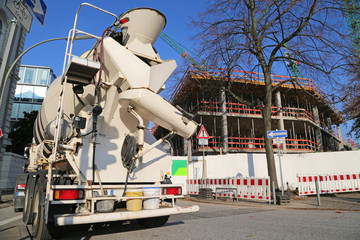 Betonmischer vor Baustelle