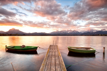 2 Boote liegen am Steg
