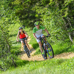 Naklejka premium Zwei Mountainbiker im Grünen