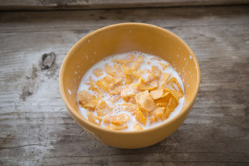 milk with cornflakes