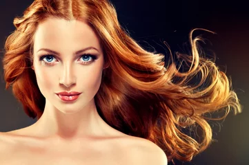 Crédence de cuisine en verre imprimé Salon de coiffure Beau modèle aux longs cheveux roux bouclés