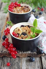 Cake with seasonal berries and crumble of oatmeal and almonds