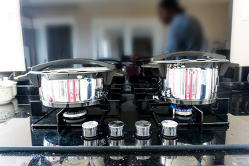 Zwei Töpfe auf dem Gasherd