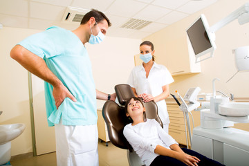 Obraz premium Kleines Mädchen beim Zahnarzt