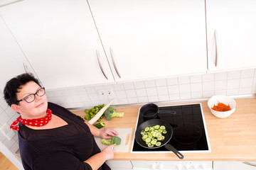 Frau beim Gurken zubereiten