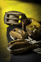 Antiche pulegge e bozzelli nautici con funi