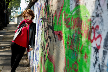 Obraz na płótnie Canvas Junge Frau vor Graffitiwand