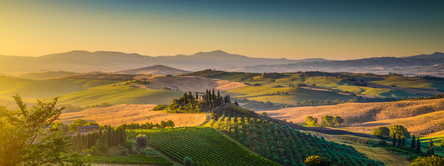 Fototapeta premium Tuscany krajobrazowa panorama przy wschodem słońca, Val d'Orcia, Włochy