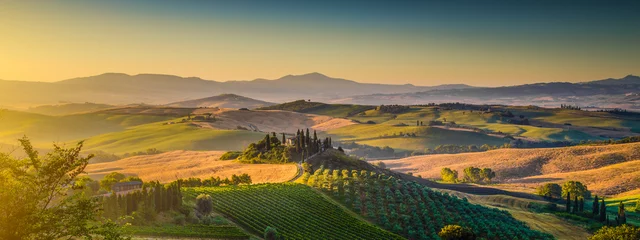 Photo sur Plexiglas Toscane Panorama du paysage de la Toscane au lever du soleil, Val d& 39 Orcia, Italie
