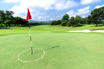 Obraz premium Golf course with flag and beautiful sky 