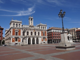 Fototapeta na wymiar Ayuntamiento y Plaza Mayor de Valladolid