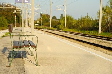 Sitzbank am Bahnhof