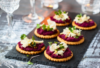 Crackers with beet pesto and cheese