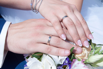 Руки жениха и невесты с кольцами © alexforyou1