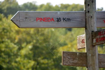 cartel indicador en la ruta del ferrocarril minero
