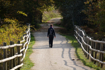 mujer joven caminando por el monte