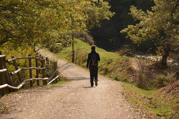 Obraz premium mujer caminando por el campo