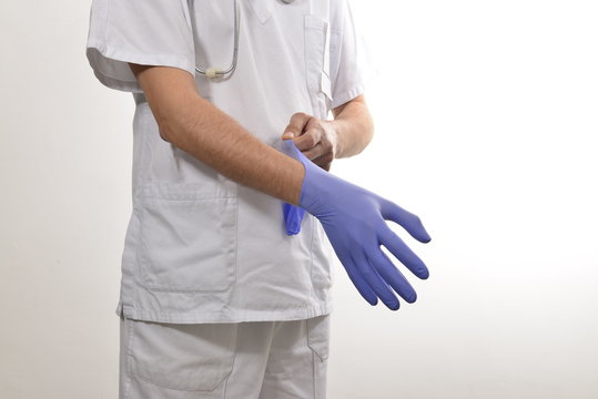 Medico con guanti