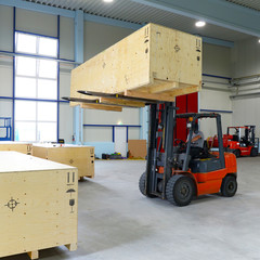 Gabelstapler in Lagerhalle //  Forklift in warehouse