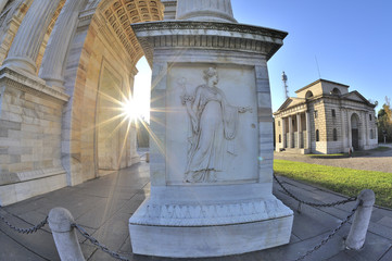 Milano Arco della Pace  - sole che sorge - fish eye