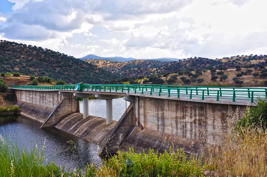 Presa del embalse del Tablillas, Ciudad Real, Guadalquivir