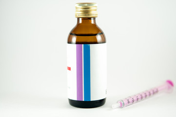 Feeding syringe and medicine bottle