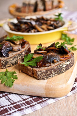 Sandwich with sauteed mushrooms