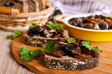 Sandwich with sauteed mushrooms