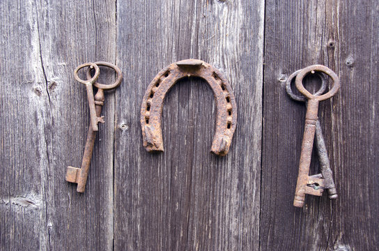 rusty ancient key and vintage horseshoe