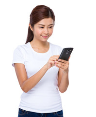 Naklejka premium Woman read the message on cellphone