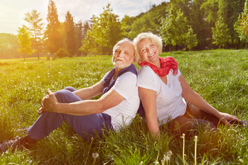 Paar Senioren im Urlaub in der Natur
